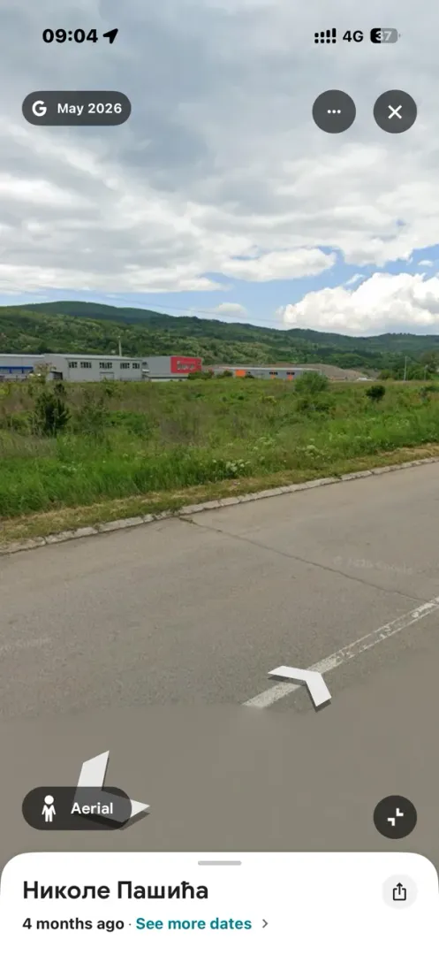Pogled sa ulice na plac i okolno područje.