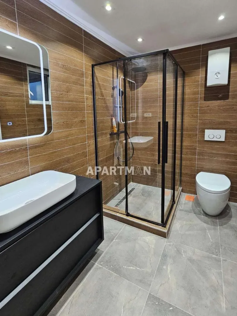Izdavanje, trosoban stan, 80m², Vračar Sve Podlokacije, Beograd