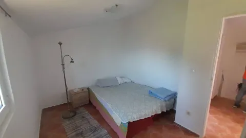 Manja spavaća soba sa bračnim krevetom, noćnim stočićem i lampom. - image 11