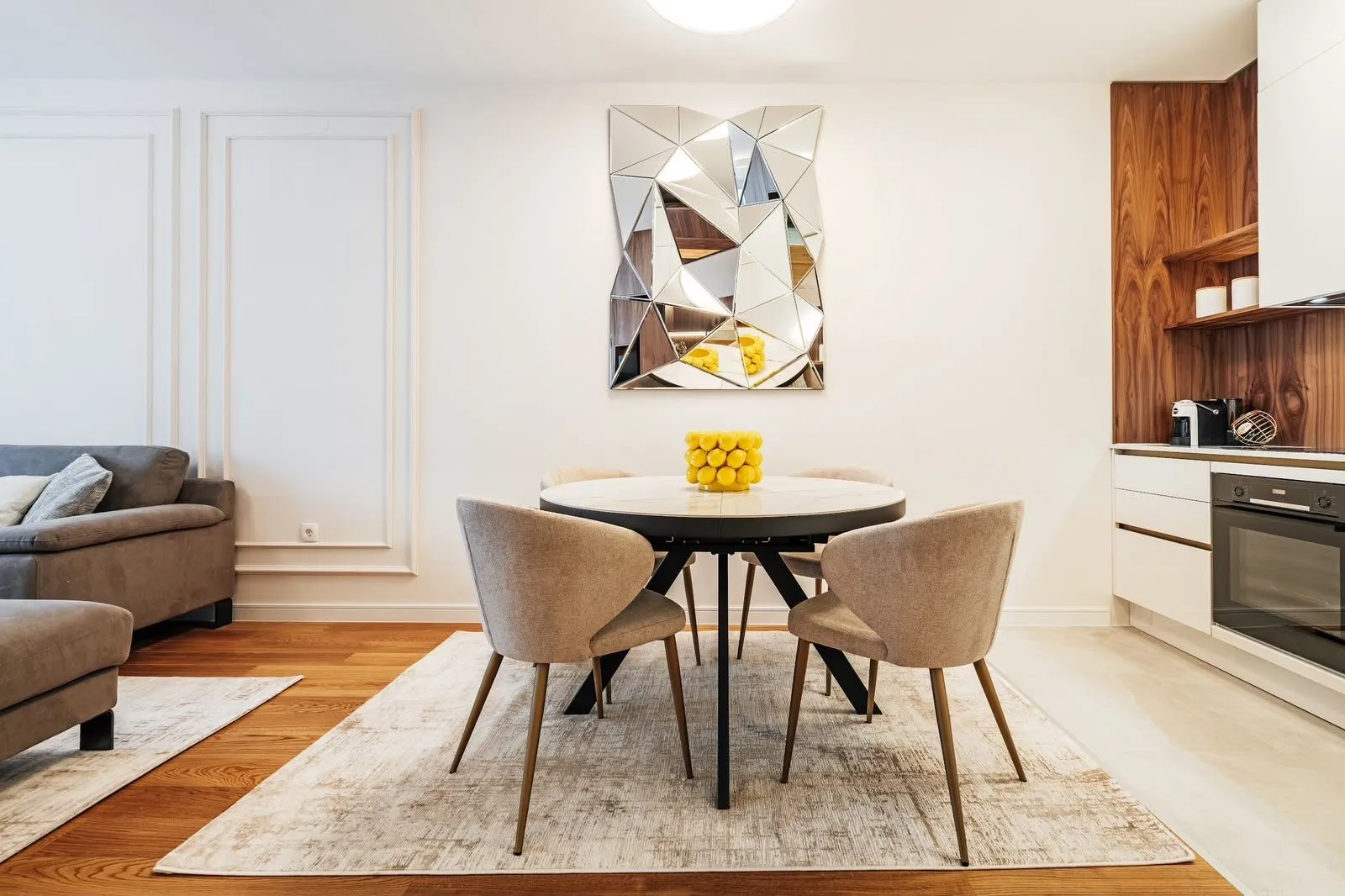 Modern living room with a dining area and an open kitchen.