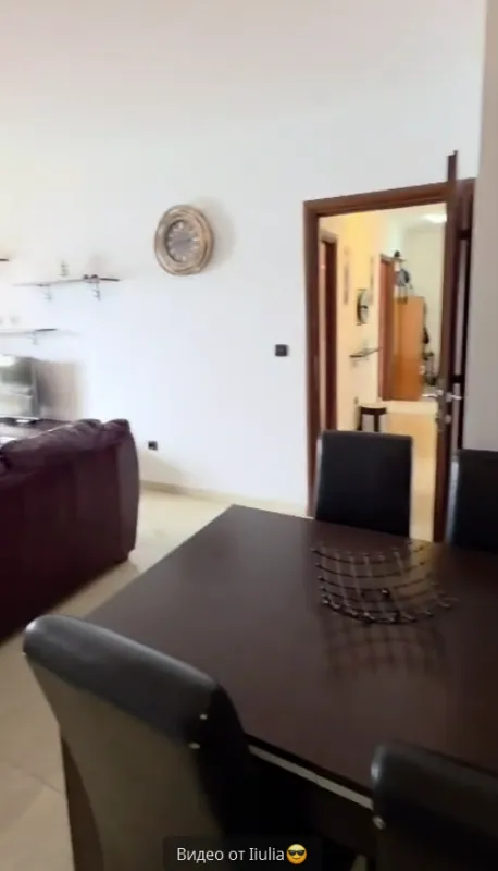 Dnevna soba sa trpezarijskim stolom i stolicama.