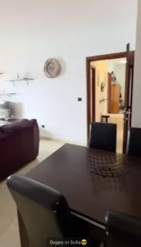 Dnevna soba sa trpezarijskim stolom i stolicama. - image 3