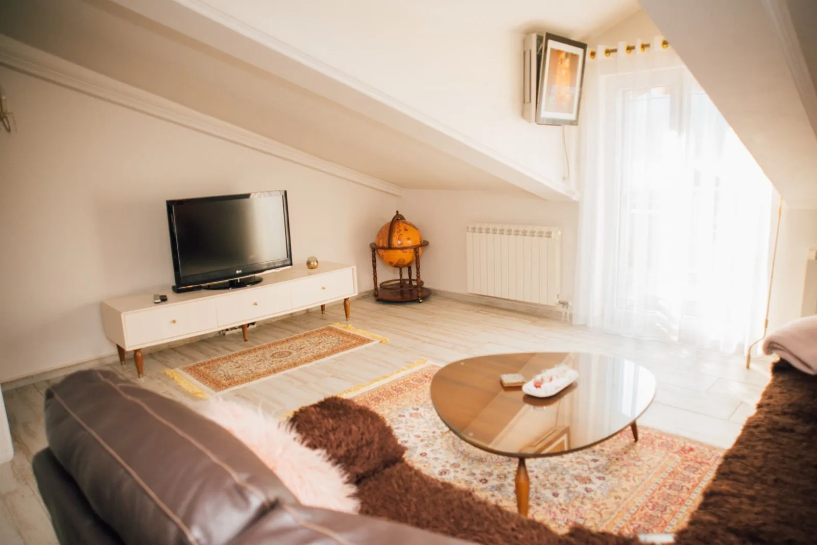 Izdavanje, dvosoban stan, 130m², Kotor, Crna Gora