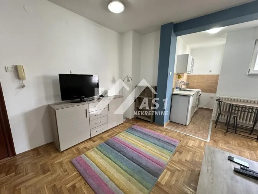 Izdavanje, jednosoban stan, 40m², Bulevar Oslobodjenja, Novi Sad Sve Podlokacije