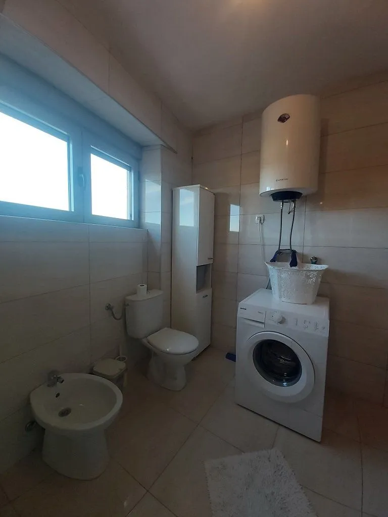 Kupatilo opremljeno sanitarijama, veš mašinom i bojlerom.