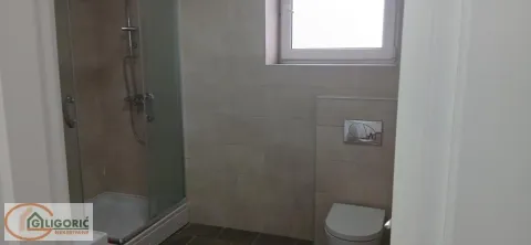 Kupatilo opremljeno tuš kabinom, WC šoljom i prozorom. - image 12
