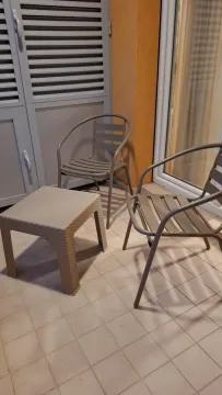 Manja terasa sa garniturom za sjedenje. - image 4
