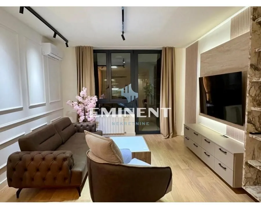 Izdavanje, trosoban stan, 81m², Savski Venac, Beograd