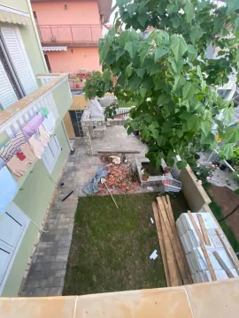 Pogled iz vazduha na dvorište sa dijelom bašte i građevinskim materijalom. - image 5