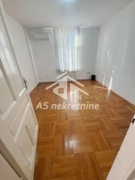 Prazna soba sa parketom i klima uređajem. - image 7