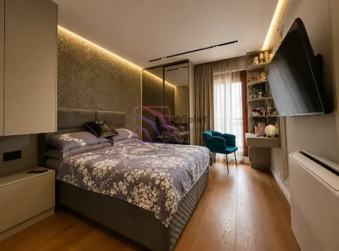 Moderna spavaća soba sa bračnim krevetom, ugradnim plakarom i TV-om. - image 13