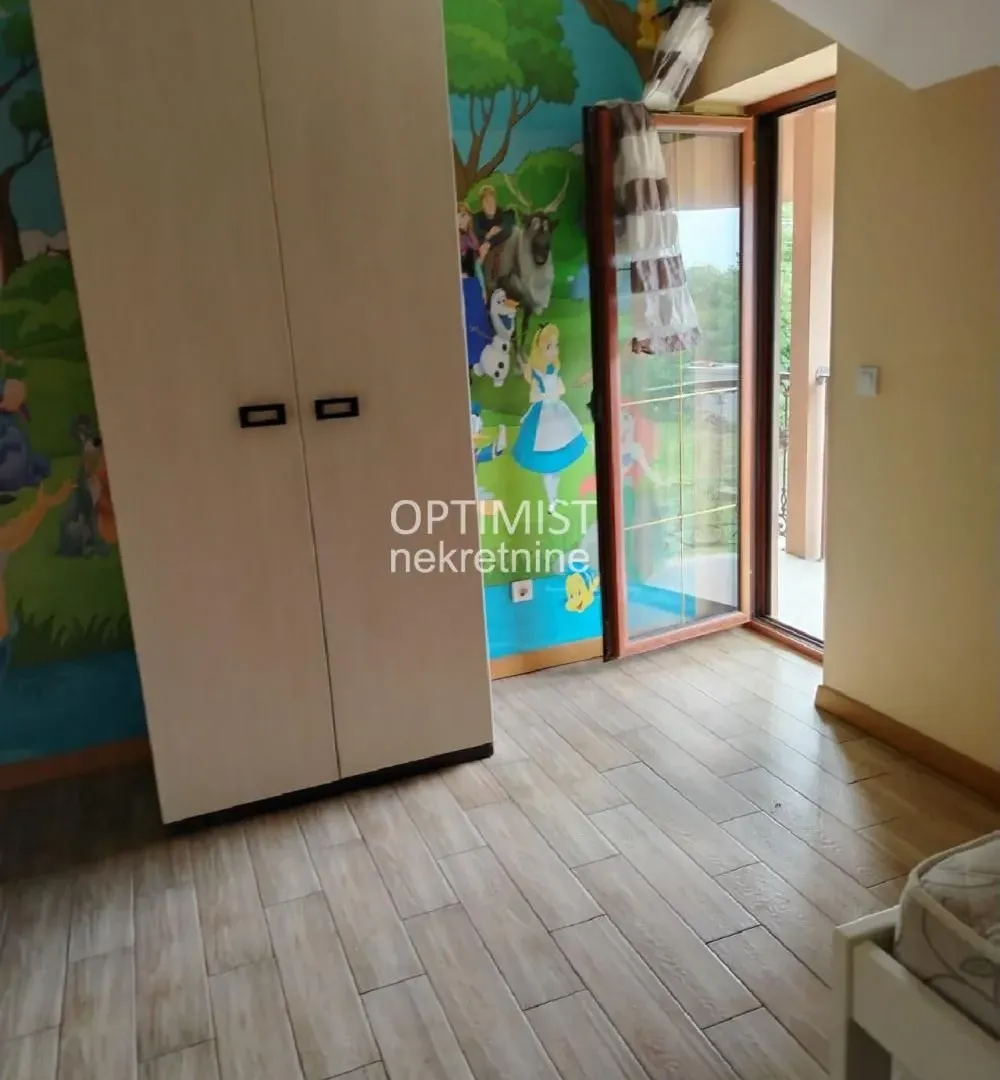 Izdavanje, četvorosoban stan, 220m², Surčin, Beograd