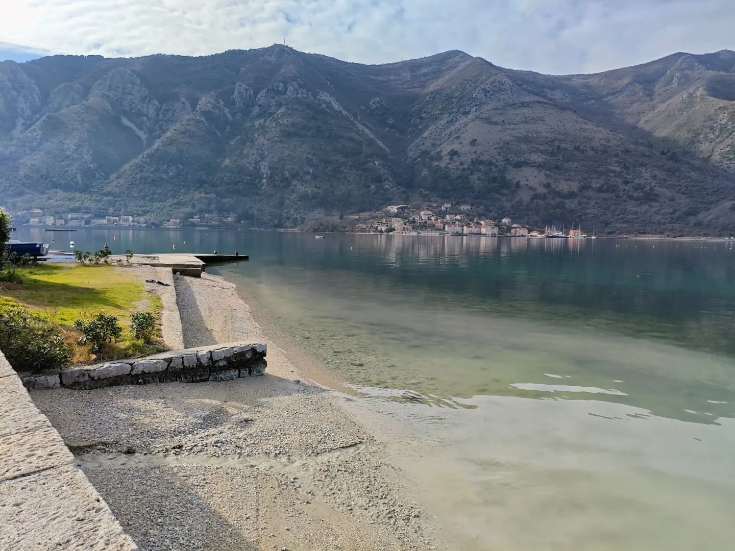 Pogled na zaliv i planine sa obale.