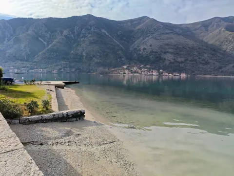 Pogled na zaliv i planine sa obale. - image 6