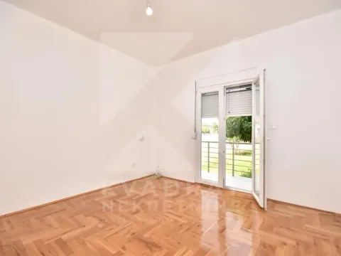Izdavanje, kuća, 200m², Botun, Podgorica - image 8