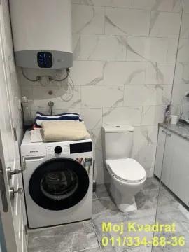 Kupatilo sa toaletom, tuš kabinom, umivaonikom i veš mašinom. - image 11