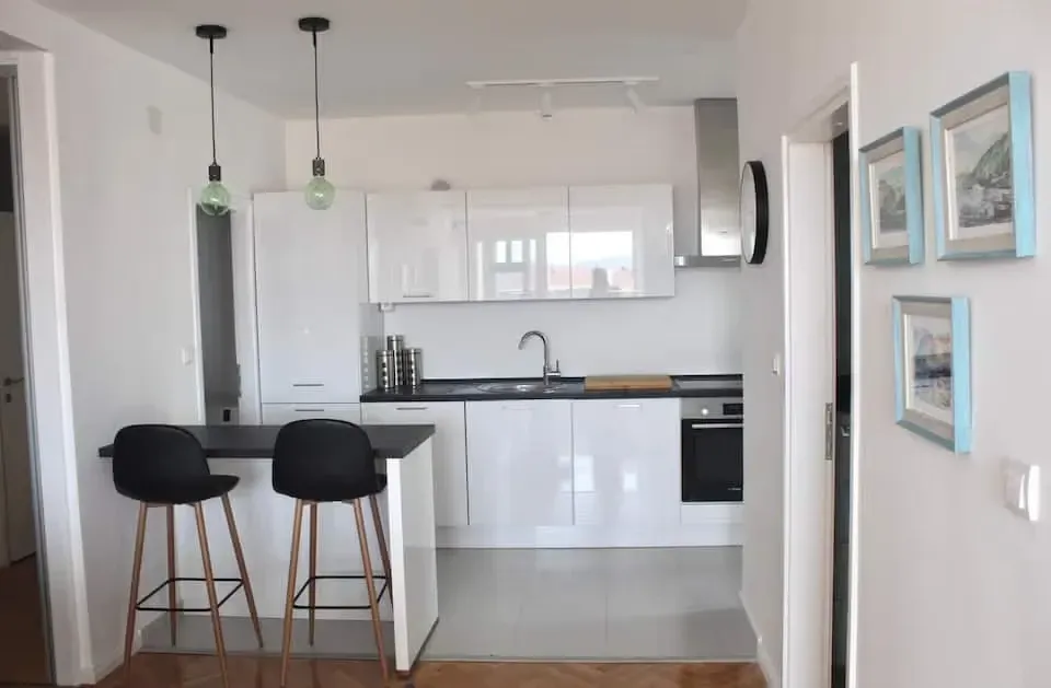 Izdavanje, stan, 74m², Tivat, Crna Gora