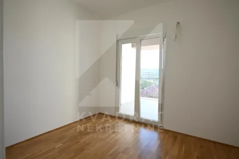 Prazna soba sa drvenim podom i balkonskim vratima. - image 9