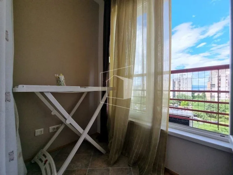 Manja terasa sa sušilicom za veš i pogledom na okolinu.