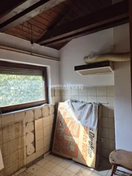 Manja kuhinja u procesu renoviranja sa drvenom tavanicom. - image 8