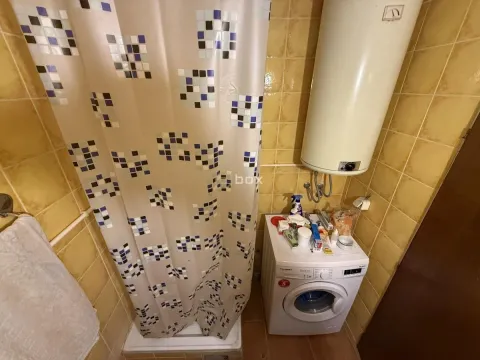 Manje kupatilo sa tuš kabinom, bojlerom i veš mašinom. - image 13