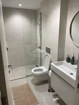 Moderno kupatilo sa tuš kabinom, umivaonikom i toaletom. - image 11