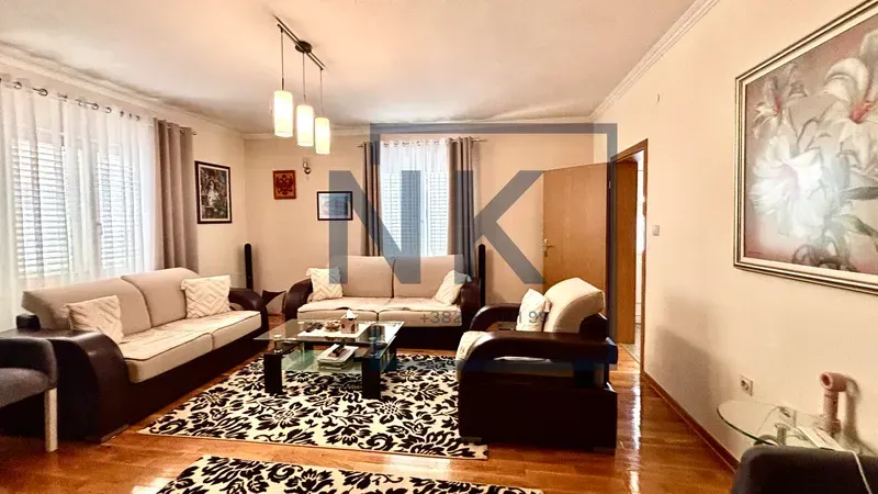 Living room with a sofa set, coffee table, and rug.