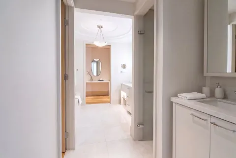 Svijetlo i moderno kupatilo sa bijelim pločicama i elegantnim elementima. - image 8