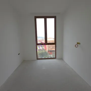 Prazna neopremljena prostorija u fazi renoviranja sa prozorom. - image 10