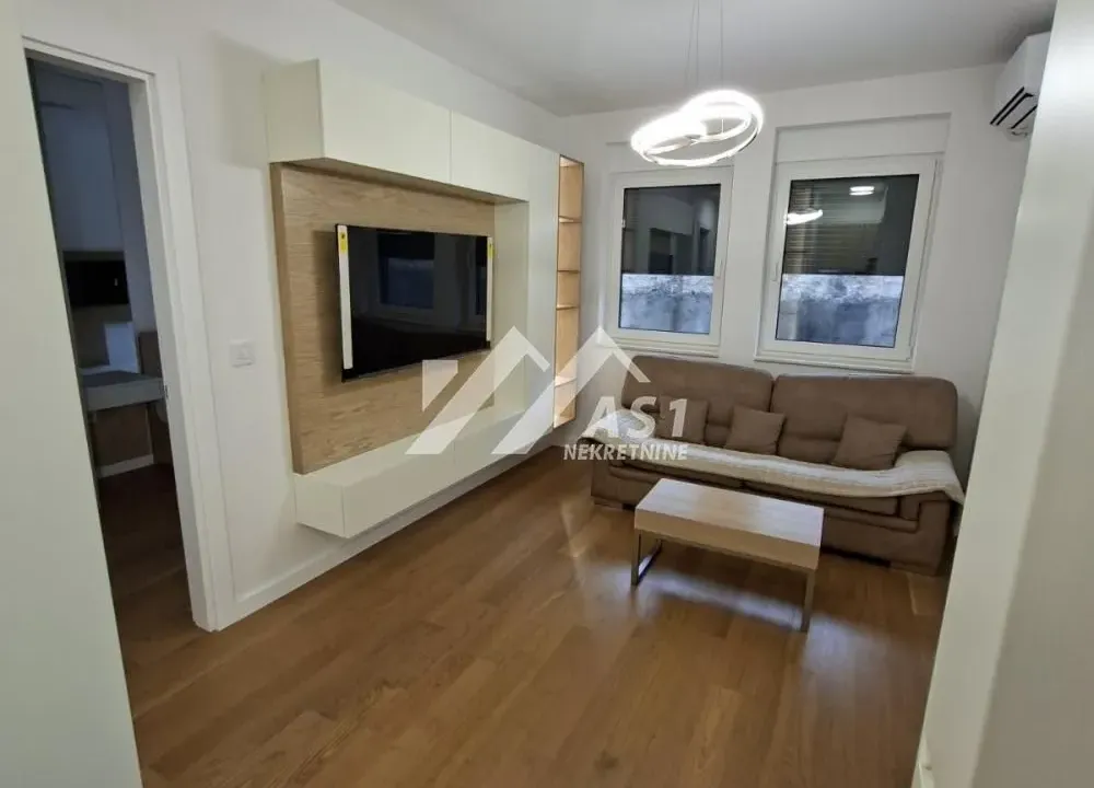 Izdavanje, jednosoban stan, 35m², Bulevar Evrope, Novi Sad Sve Podlokacije