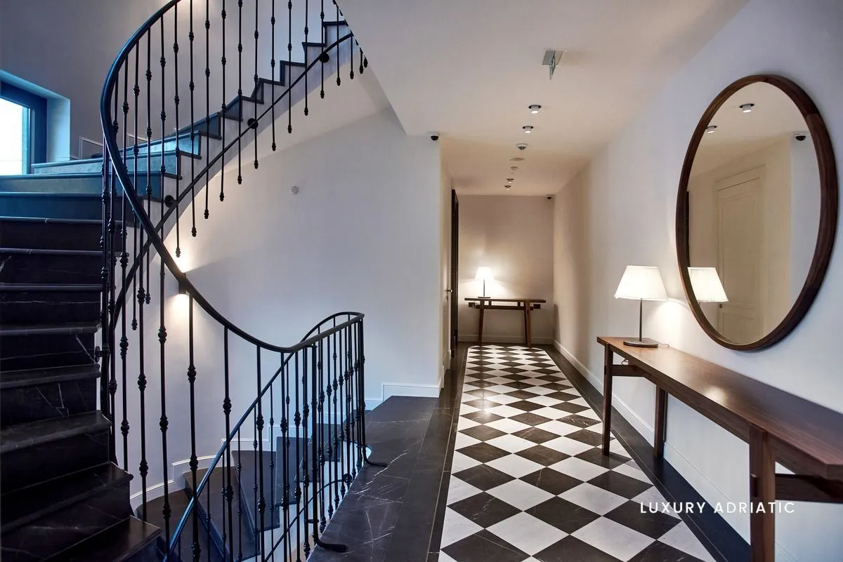 Prodaja, dvosoban stan, 110m², Tivat, Crna Gora