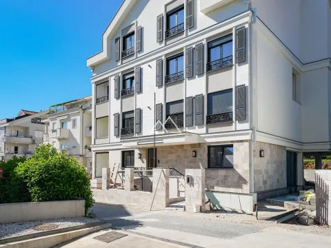 Prodaja, trosoban stan, 96m², Centar, Tivat - image 2