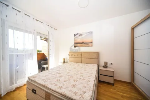 Namještena spavaća soba sa bračnim krevetom, ormarom i izlazom na terasu. - image 7