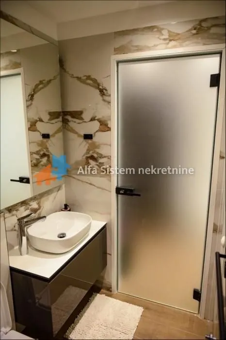 Izdavanje, trosoban stan, 74m², Stari Grad, Beograd