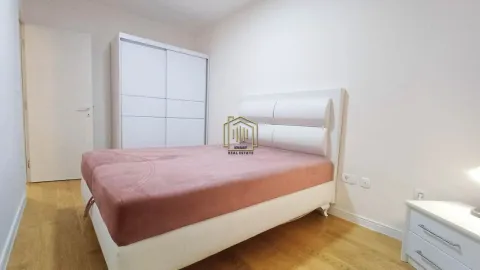 Spavaća soba sa bračnim krevetom, bijelim garderoberom i noćnim stočićem. - image 4