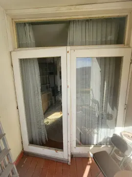 Stara terasa sa dotrajalom drvenom stolarijom i zavjesama. - image 6