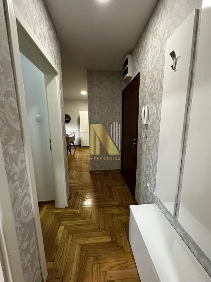 Izdavanje, dvosoban stan, 40m², Centar, Novi Sad