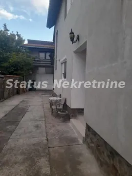 Pogled na dvorište i bočnu fasadu kuće. - image 4
