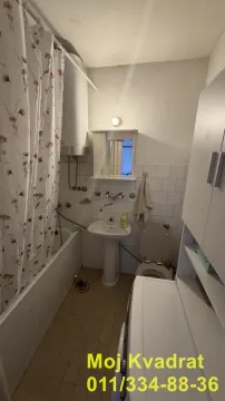 Manje opremljeno kupatilo sa kadom, umivaonikom, wc šoljom i bojlerom. - image 6