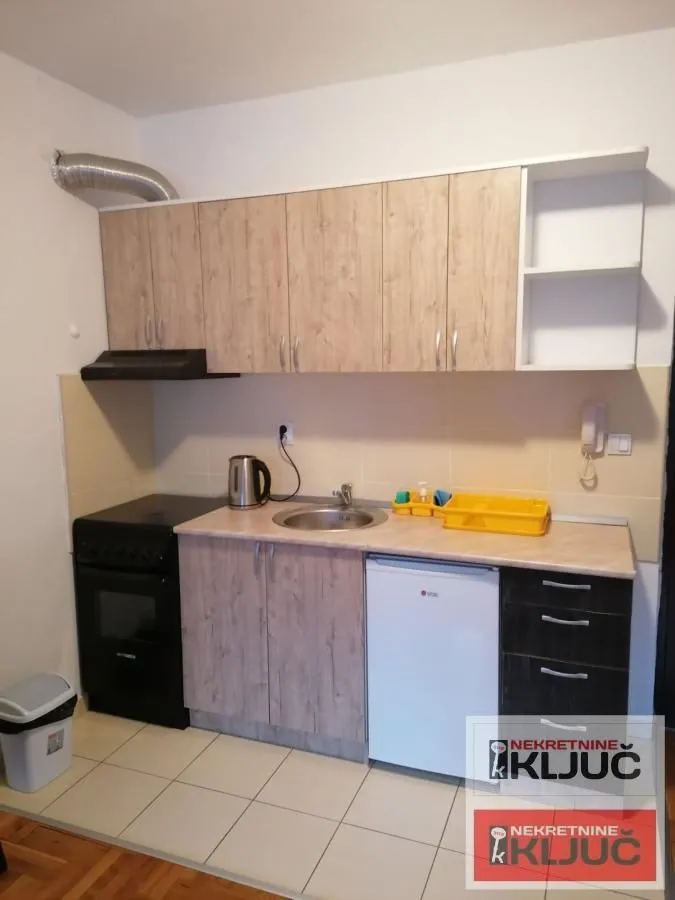 Izdavanje, garsonjera, 27m², Centar, Novi Sad