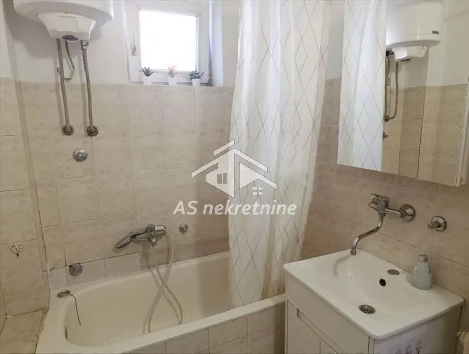 Izdavanje, trosoban stan, 80m², Savski Venac, Beograd