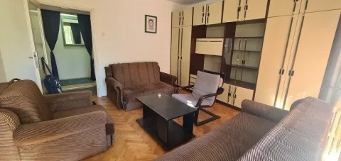 Dnevna soba sa garniturom za sedenje, stočićem i velikim garderoberom. - image 10