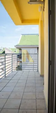 Natkriveni balkon sa popločanim podom i metalnom ogradom. - image 11