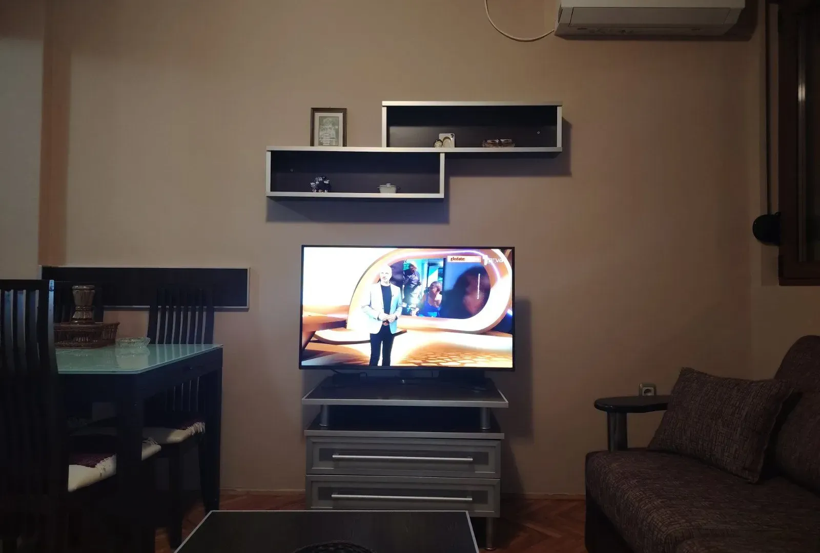 Izdavanje, dvosoban stan, 65m², Pejton, Podgorica