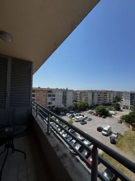 Pogled sa balkona na okolne zgrade i parking. - image 6