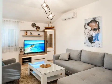 Rent, three bedroom apartment, 120m², Mrčevac, Tivat - image 7