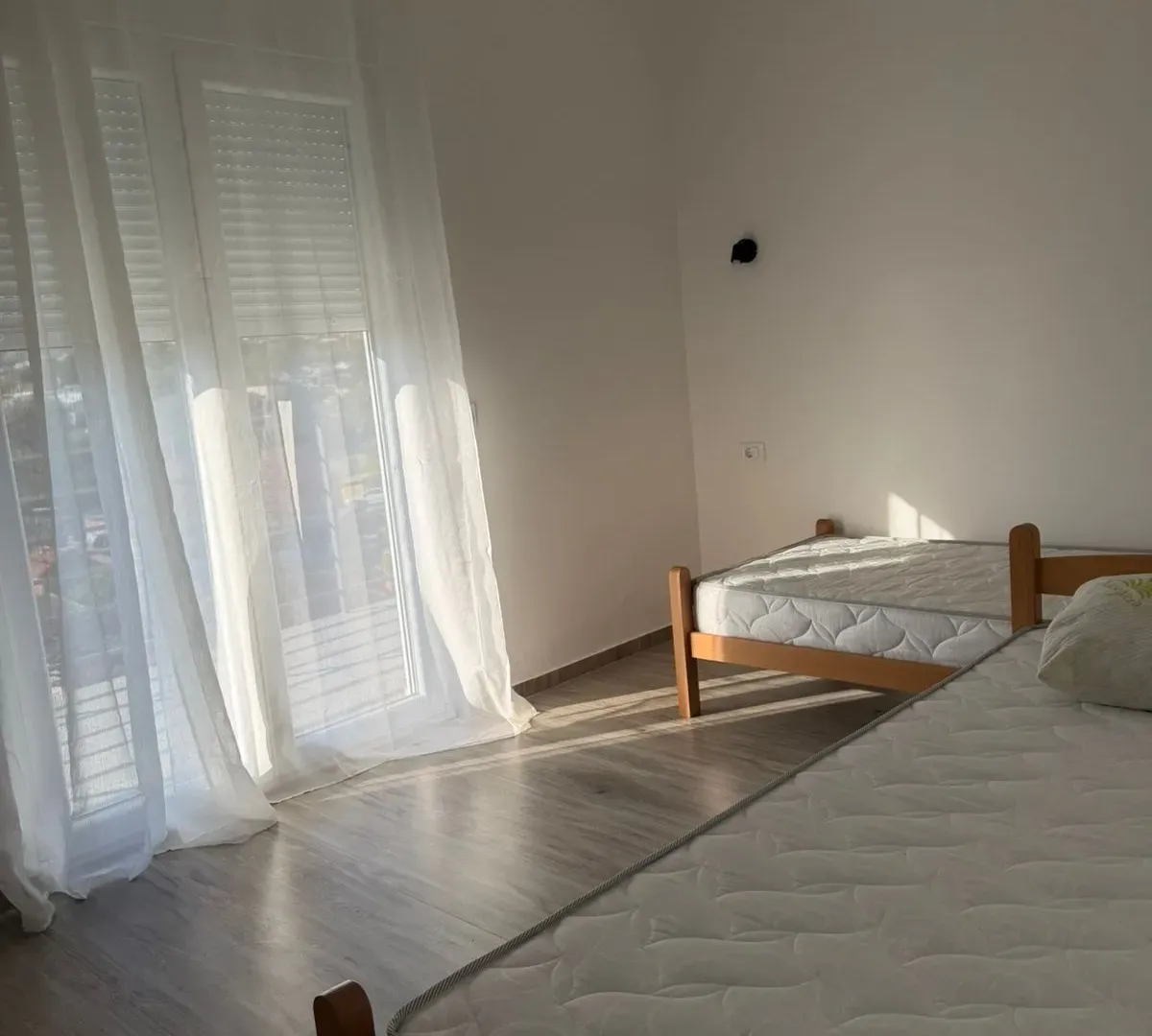 Izdavanje, dvosoban stan, 66m², Bonići, Tivat