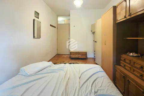 Furnished bedroom with a double bed, wardrobe, and chest of drawers. - image 7