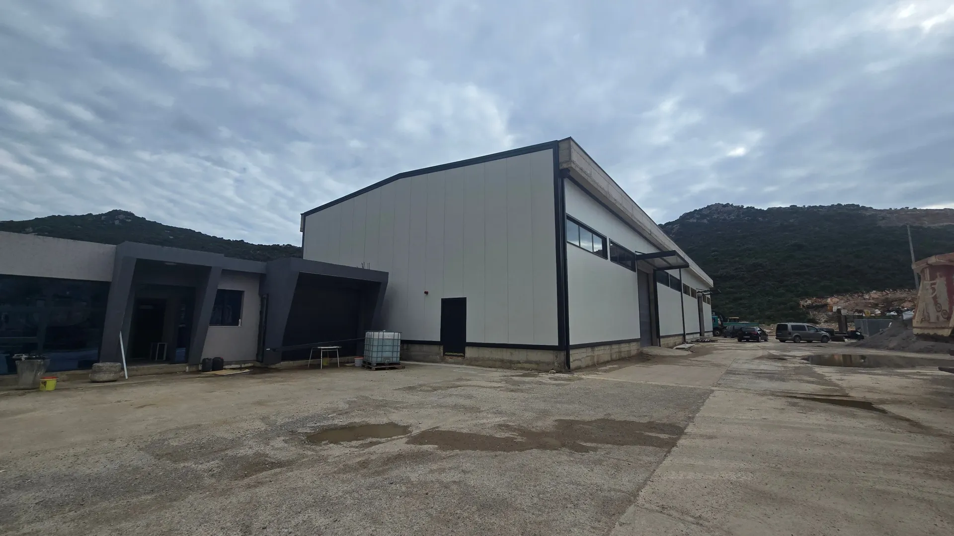 Rent, office space, 400m², Zaljevo, Bar