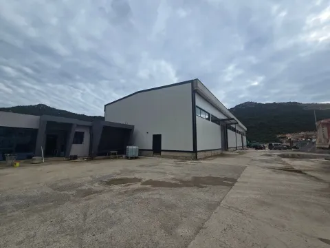 Rent, office space, 400m², Zaljevo, Bar - image 1